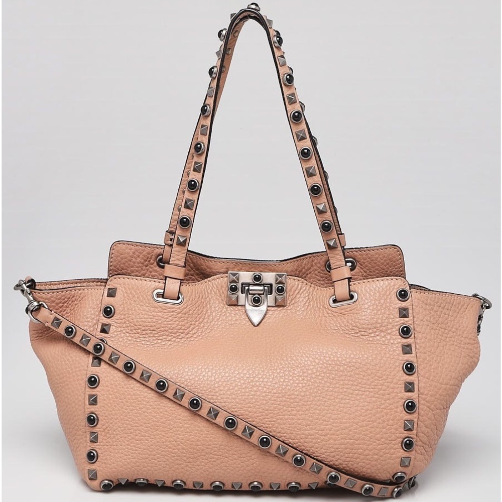 VALENTINO
Beige Pebbled Leather Rolling Rockstud Small Trapeze Bag